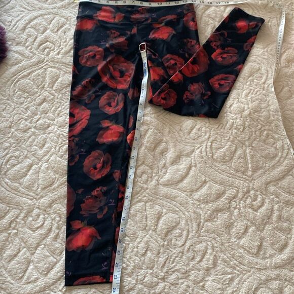 Victoria’s Secret sport leggings Black red floral print. Like new size medium. - Picture 8 of 10